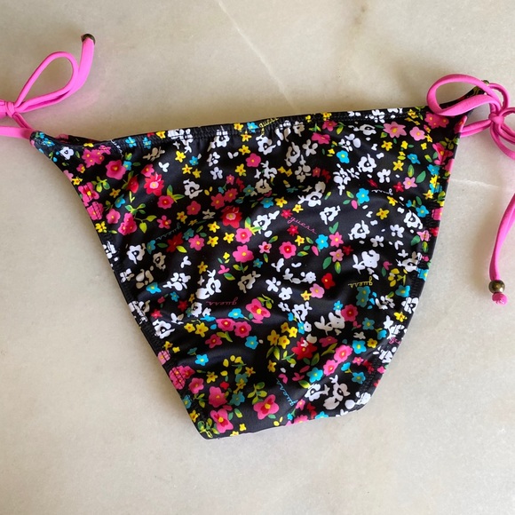 Guess❓ Bikini Bottom - Picture 2 of 7
